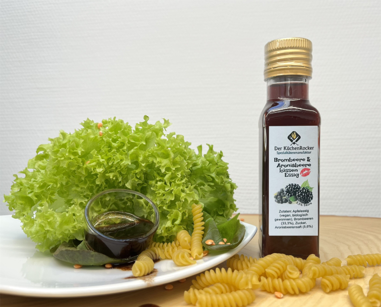 Brombeere und Aroniabeere Essig_kleine Flasche
